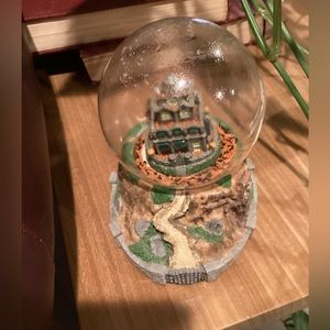 SOLD!Disney Haunted House Snow Globe